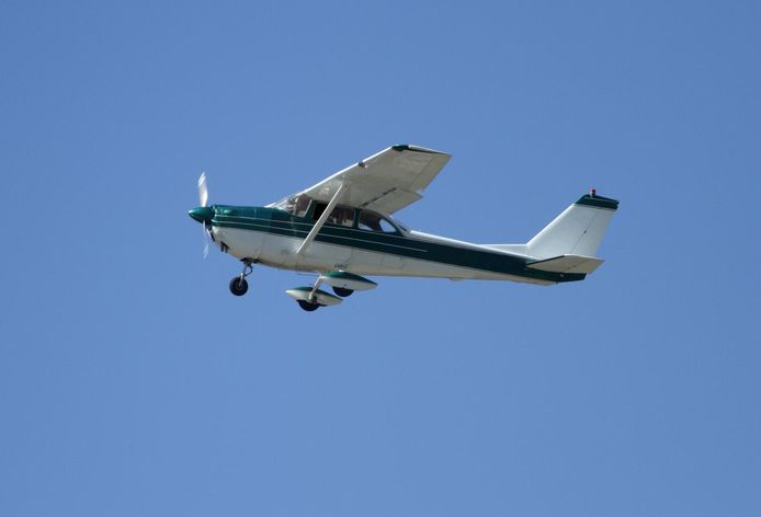 Een sportvliegtuigje van het type  Cessna 172.