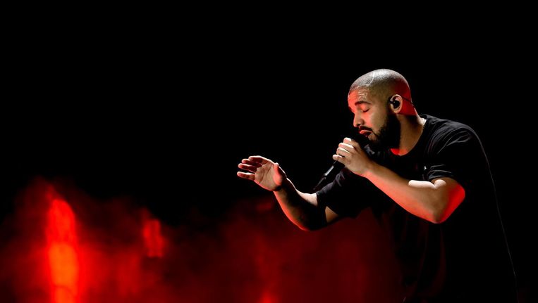Rapper Drake tijdens een optreden in Las Vegas, Nevada in 2016. De artiest heeft zijn concerten in Nederland opnieuw uitgesteld. Beeld afp