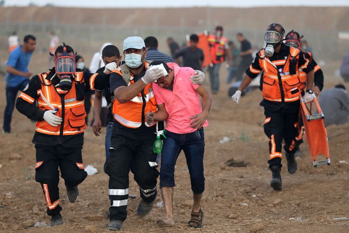 Palestijns medisch personeel helpt een gewonde betoger ten oosten van Jabalia in de Gazastrook.