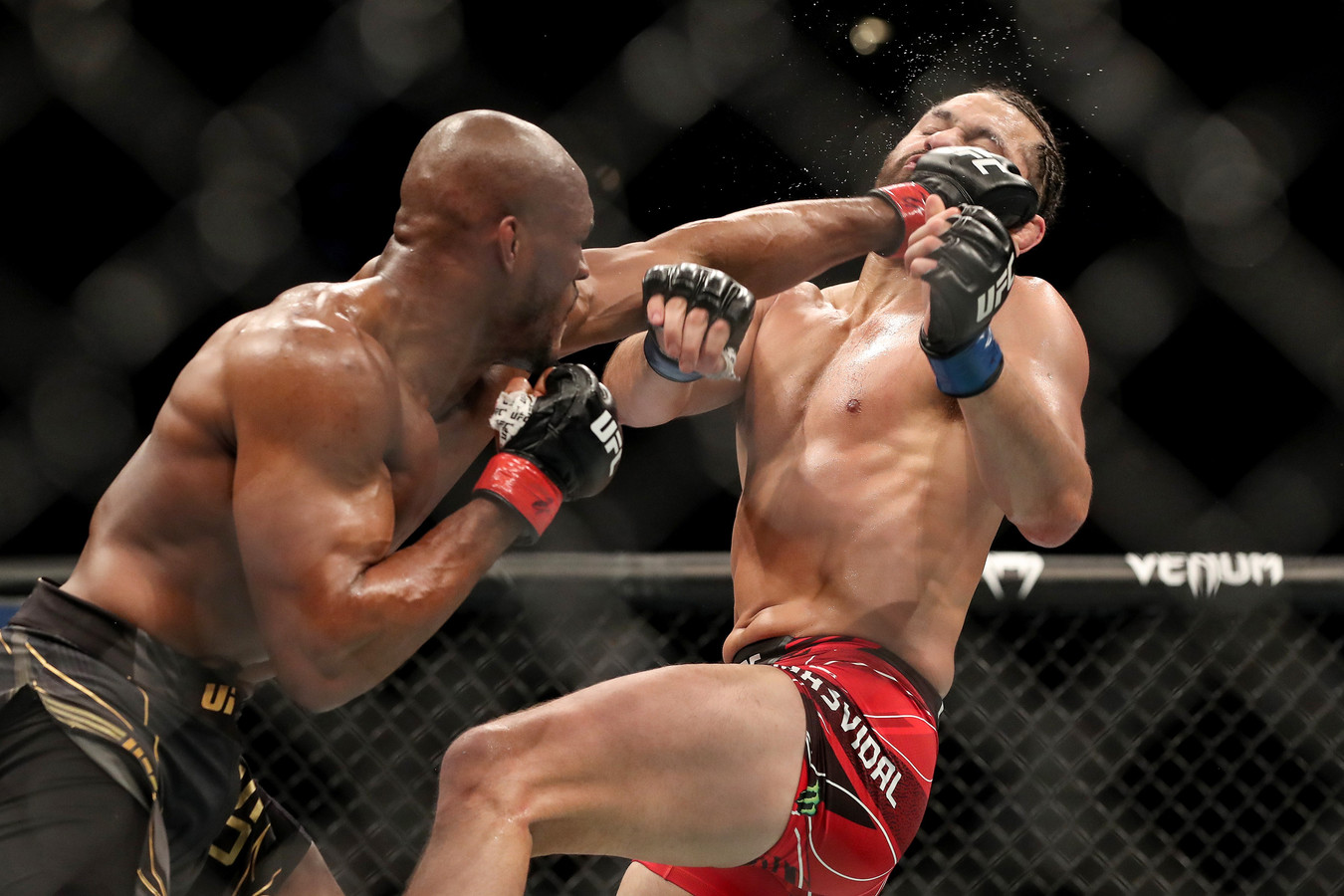 Kamaru Usman slaat Jorge Masvidal knock-out tijdens hun weltergewicht titelgevecht op UFC 261