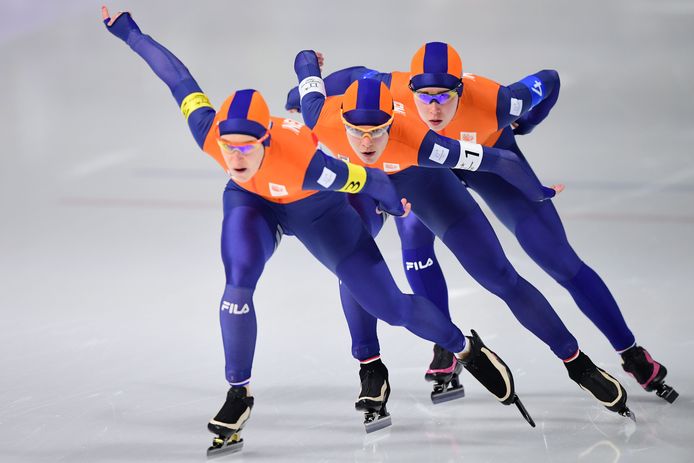 Van links naar rechts: Ireen Wüst, Marrit Leenstra en Antoinette de Jong in hun finale tegen Japan.