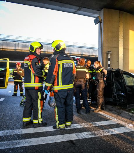 Auto met lachgas crasht tegen viaduct bij A4: bestuurder aangehouden