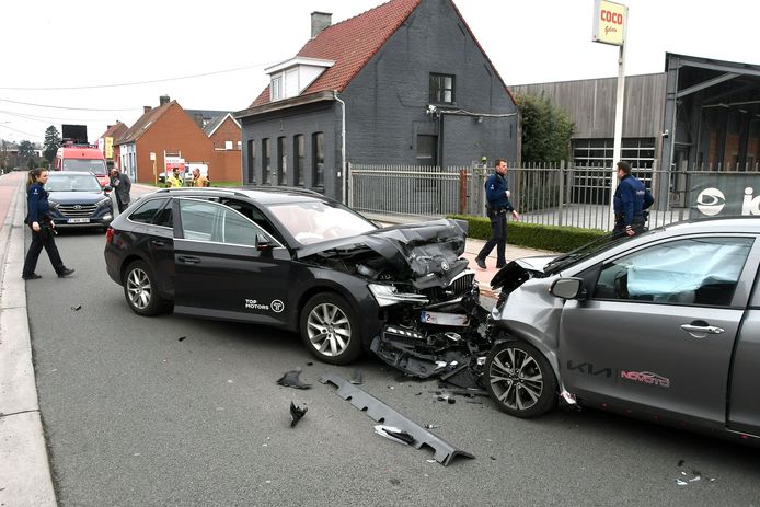 De frontale botsing deed zich voor langs de Izegemsestraat in Rumbeke. Beide voertuigen raakten zwaarbeschadigd.