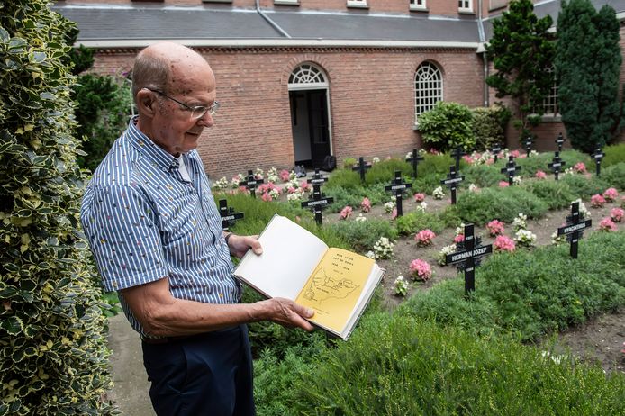 Sjef van Hulten bij het graf van zijn heeroom Herman-Jozef.  De pater schreef een boek over zijn leven in het Jappenkamp.
