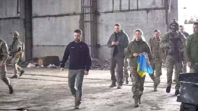 President Zelensky bracht vandaag een bezoek aan zijn manschappen in Bachmoet.