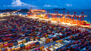 De haven van Shanghai staat vol containers die wachten op vervoer.