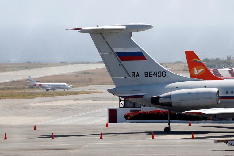 Een van de twee Russische vliegtuigen op de internationale luchthaven van Caracas.  Beeld REUTERS