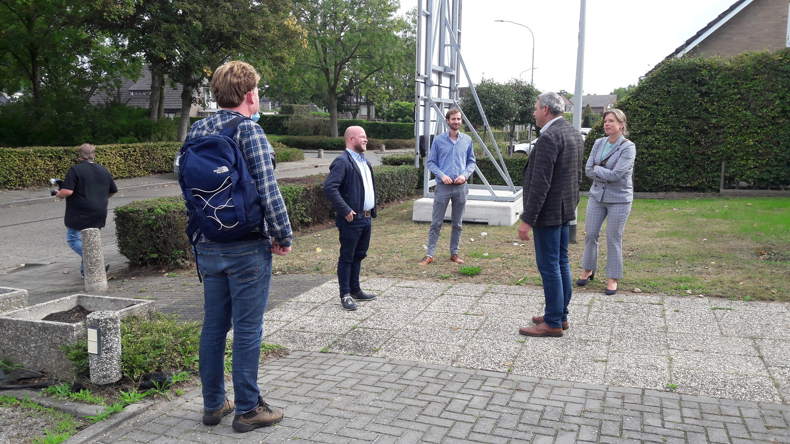 De gedeputeerde wordt welkom geheten in Maasbommel.