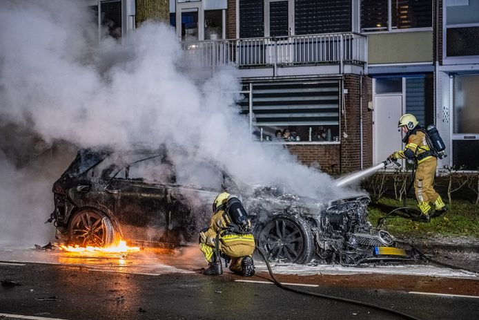 Brandweer blust autobrand in Tilburg
