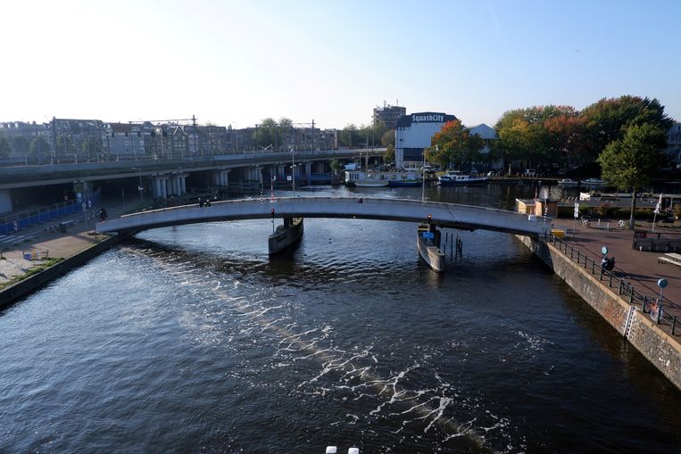 Het luchtbellenscherm van de Great Bubble Barrier in het Amsterdamse Westerdok. Beeld The Great Bubble Barrier / Reuters