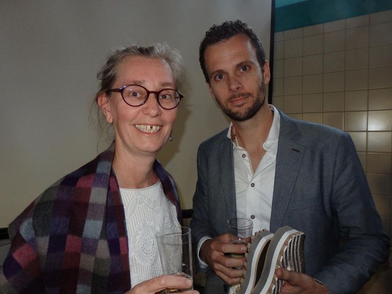 Arcam-directeur Yvonne Franquinet en Gijs Rikken (MVRDV), publiekswinnaar met Chrystal Houses, de pui van Chanel met glazen bakstenen in de PC Hooft Beeld Schuim