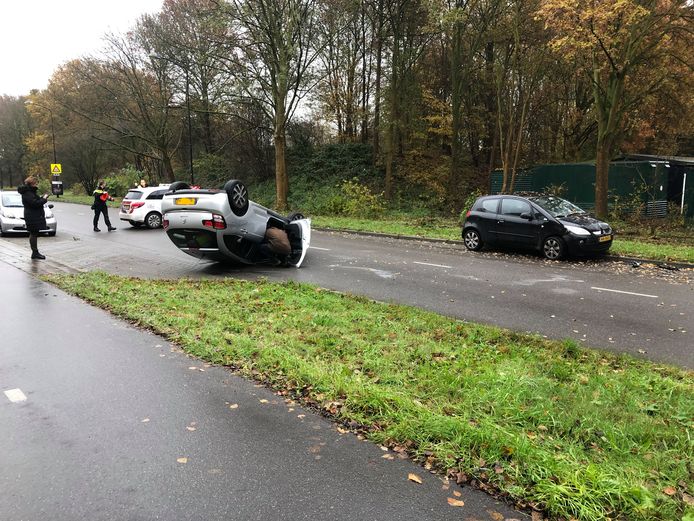 Op de Landdrostlaan in Apeldoorn sloeg een auto over de kop bij een aanrijding.
