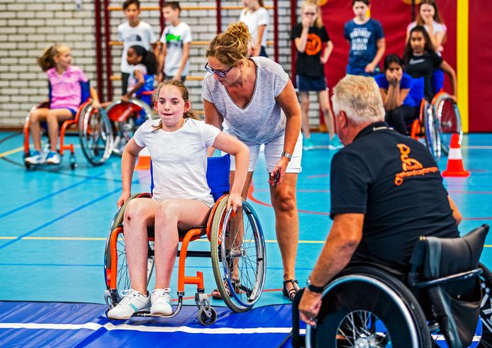 Hoe is het om te rijden in een rolstoel, kinderen van basisschool OBS West in Capelle oefenen onder de leiding van experts.