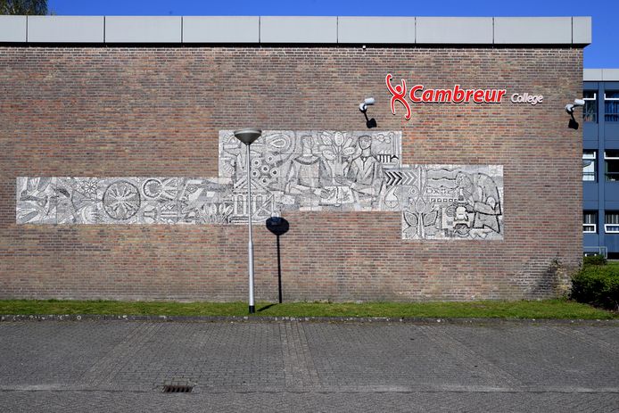 Mozaïek op de muur van het oude gebouw.
