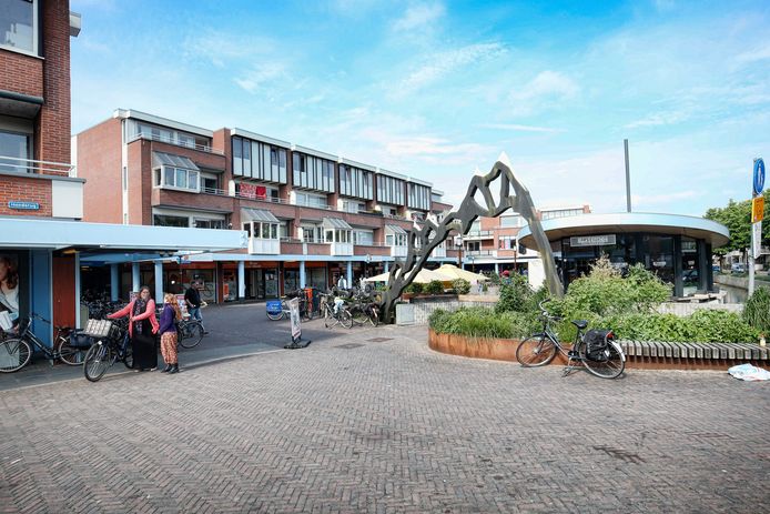 Winkelcentrum Lunetten, op het pleintje lopen verslaafden en drugsdealers vaak door elkaar heen.