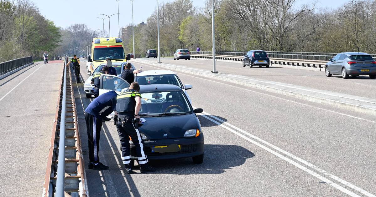 Kettingbotsing op Hatertsebrug; veroorzaker gaat er vandoor.