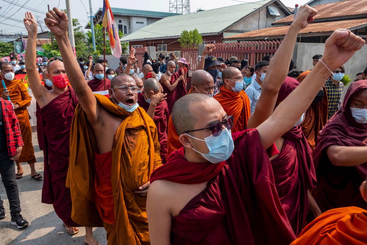 Boeddhistische monniken protesteren tegen de militaire staatsgreep in de stad Mandalay.  Beeld AFP