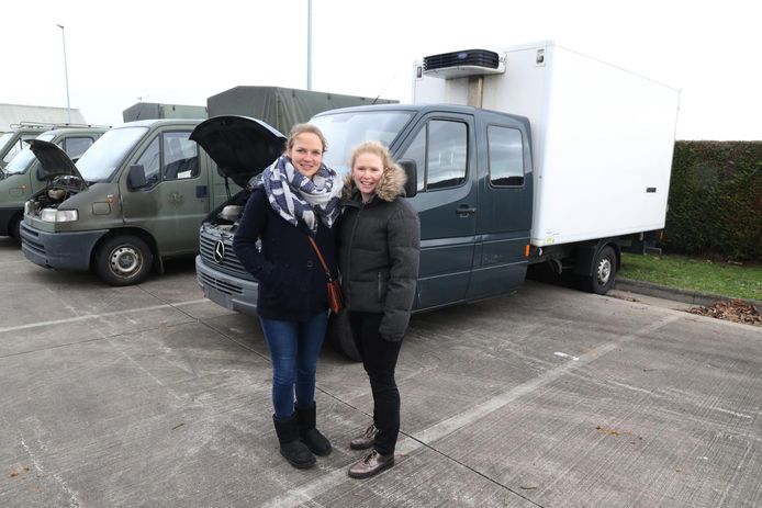 Jolien Vandoorne en Loesia Tryssesoone, studentes geneeskunde, zoeken een bestelwagen voor hun goede doel in Senegal. "Deze vonden we tof, maar bleek iets te duur voor ons."