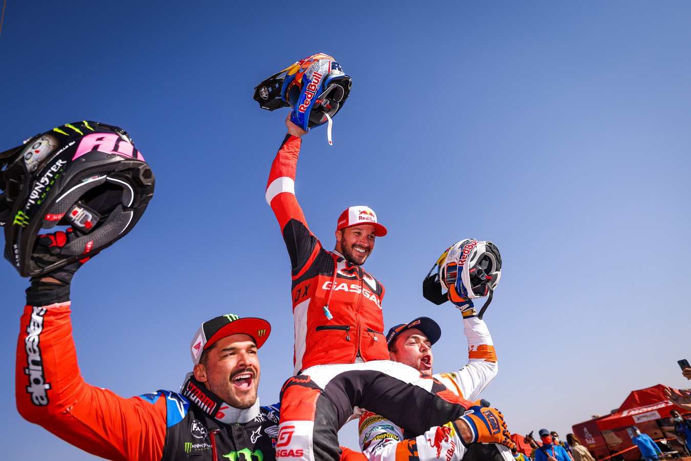 Eindwinnaar Sam Sunderland gaat na afloop op de schouders bij Pablo Quintanilla (links, 2de) en Matthias Walkner (3de).