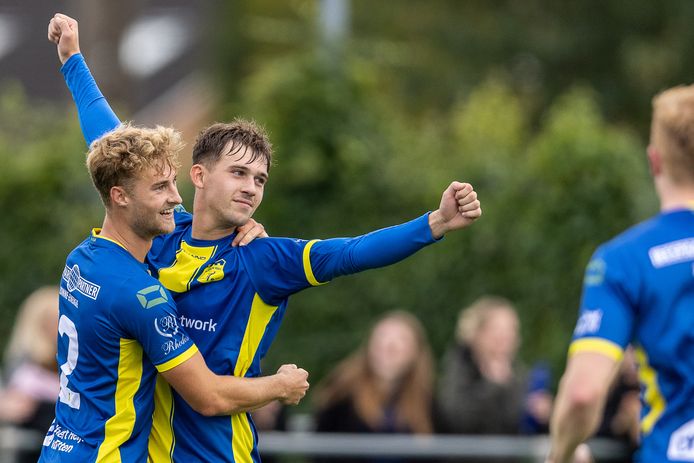 Sten Toeter (l) is blij met Juules Kwant, die het enige doelpunt heeft laten aantekenen in de wedstrijd tussen d'Olde Veste en CSV Apeldoorn.