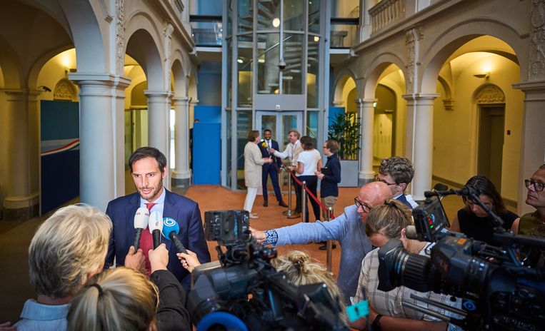 Minister Wopke Hoekstra (buitenlandse zaken)  staat de pers te woord op het Binnenhof na afloop van de eerste ministerraad na de politieke zomerstop.  Beeld ANP