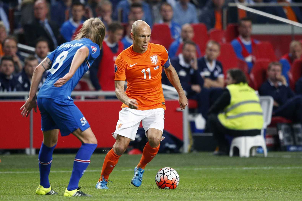 Arjen Robben in duel met IJslandspeler Birkir Bjarnason. Beeld anp
