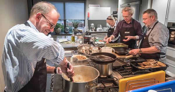 Burgemeester en wethouders Heumen aan het fornuis: risotto, asperges en een kalfslapje