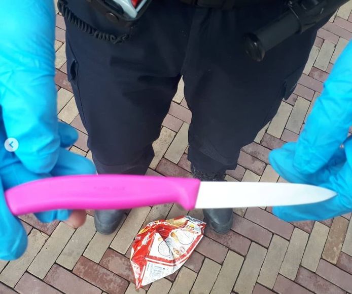 Het mes dat in beslag is genomen bij de arrestatie van twee mannen die mogelijk betrokken zijn bij de ontvoering van een 21-jarige Gorcumer.
