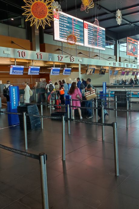 Vakbonden en directie proberen staking Belgische luchthaven te voorkomen; 94 vluchten getroffen