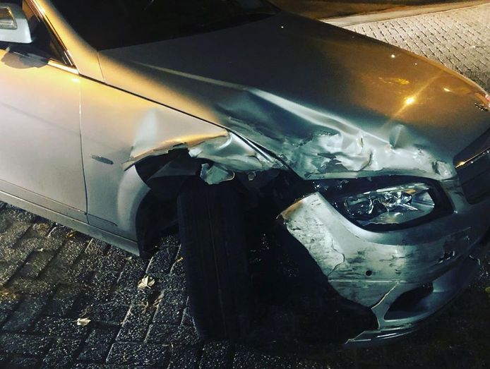 De bestuurder van een grijze Mercedes reed onder andere een paar bomen aan in Nijmegen.