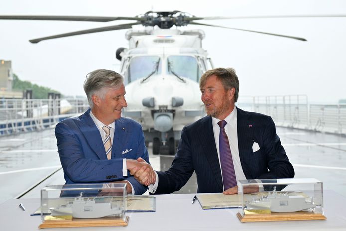 Koning Filip van België en koning Willem-Alexander van Nederland aan boord van het Belgische fregat Louise-Marie. (22/06/23)