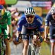 Jasper Philipsen wint massasprint in Carcassonne voor Wout van Aert