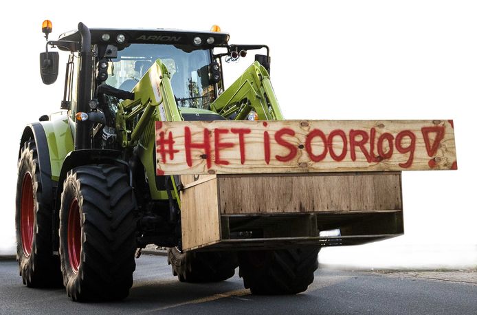 Boeren rijden met hun tractoren door Den Haag.
