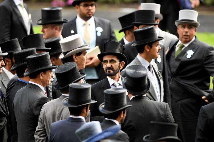 Mohammed bin Rashid Al Maktoum (midden met baard), recent tijdens de Ascot paardenrace in Engeland.