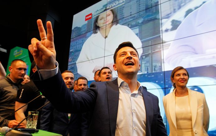 Acteur en humorist Volodymyr Zelensky, een nieuwkomer in de politiek, heeft vandaag een klinkende overwinning op aftredend president Petro Porosjenko behaald in de presidentsverkiezingen in Oekraïne.