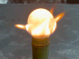Wat gebeurt er wanneer je gloeiende metalen bol op bamboe legt? Virale video toont verrassend resultaat