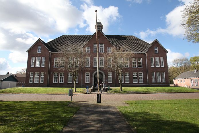 Het hoofdgebouw (voor restauratie) op Fort Isabella wordt een hotel met dertig kamers.