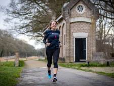 Moniek (47) uit Ootmarsum overwon kanker, haar nichtje en vriendin verloor ze aan ziekte: ‘Als ik over finish kom, lopen Corinne en Sandra mee’
