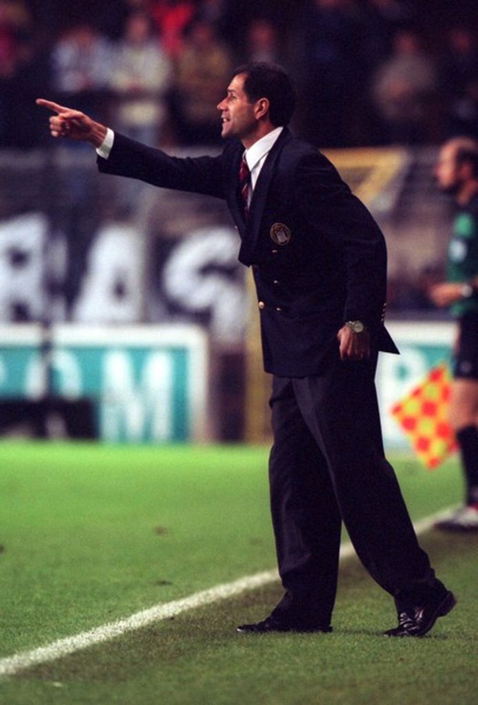 Enzo Scifo langs de zijlijn als trainer van Charleroi.