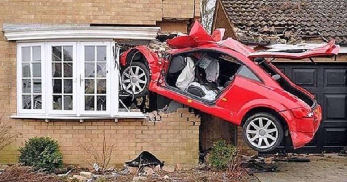 main en appuyant sur les boutons de la fenêtre à l'intérieur de la voiture  de luxe. système de contrôle automatique de la puissance vue en gros plan  photo 14390265 Photo de stock