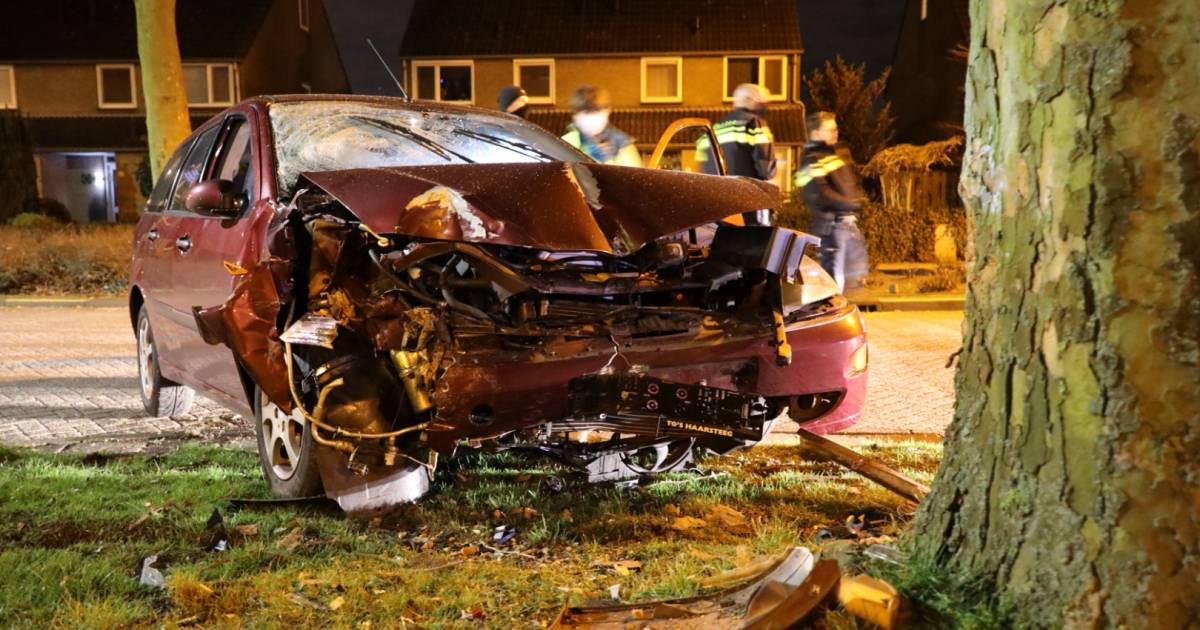 Claxon van auto blijft hangen na botsing in woonwijk Vlijmen: wakkergeschrokken buurt 1,5 uur in de herrie.