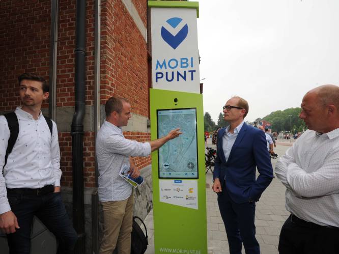 Nieuw ‘Mobipunt’ telt twee primeurs: digitale infozuil en fietskluizen met ingebouwd oplaadpunt