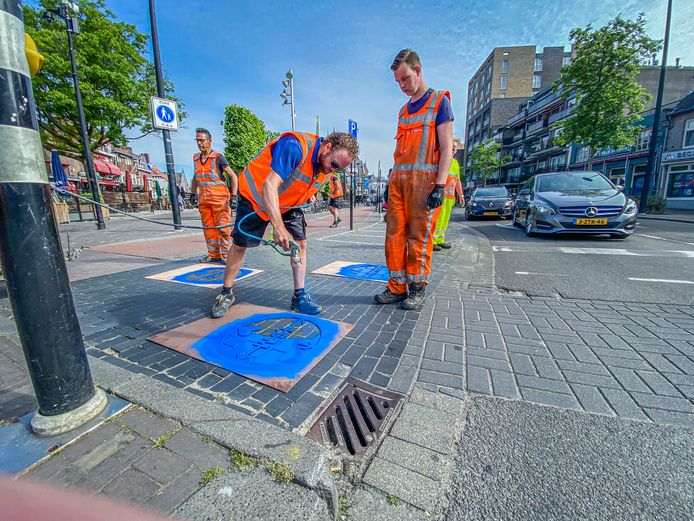 Blauwe stippen in de binnenstad geven fietsers aan hoe ze afstand kunnen houden. De stippen werden deze week aangebracht.