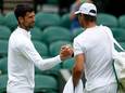 Novak Djokovic (l) begroet Spain's Rafael Nadal tijdens een trainingsessie op Wimbledon.