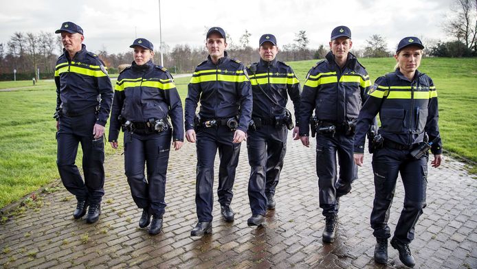 terwijl arm Diversiteit Politie: uniform voldoet wel aan de eisen | Binnenland | AD.nl