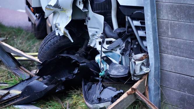 Flinke schade nadat vrachtwagen door schutting rijdt in Gilze