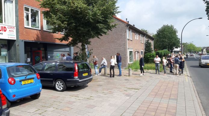 Een lange rij vormt zich op de Beukweg in Hengelo, waar bezoekers zich tegen betaling kunnen laten testen.