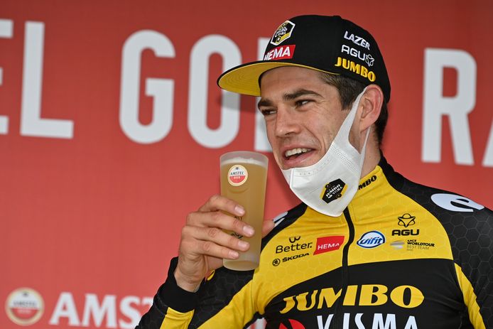 Van Aert drinkt een biertje op het podium na zijn overwinning in de Amstel Gold Race.