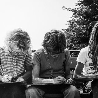 Deze tekenleraar gaf 50 jaar geleden les in Slotervaart en heeft de tekeningen van zijn leerlingen bewaard: ‘Ik wist: dit wordt geschiedenis’