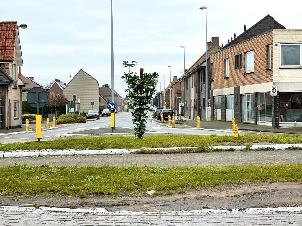 Omgekeerde kerstboom op rotonde van Veldegem is alweer weg Foto hln.be
